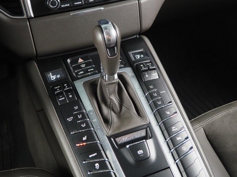 2018 Porsche Macan *PANORAMA MOONROOF, SAFETY ALERTS, BACKUP-CAMERA, COLOR TOUCHSCREEN, HEATED SEATS, KEYLESS ENTRY, POWER LIFTGATE, 18 INCH ALLOYS, BLUETOOTH PHONE & AUDIO Round Rock TX