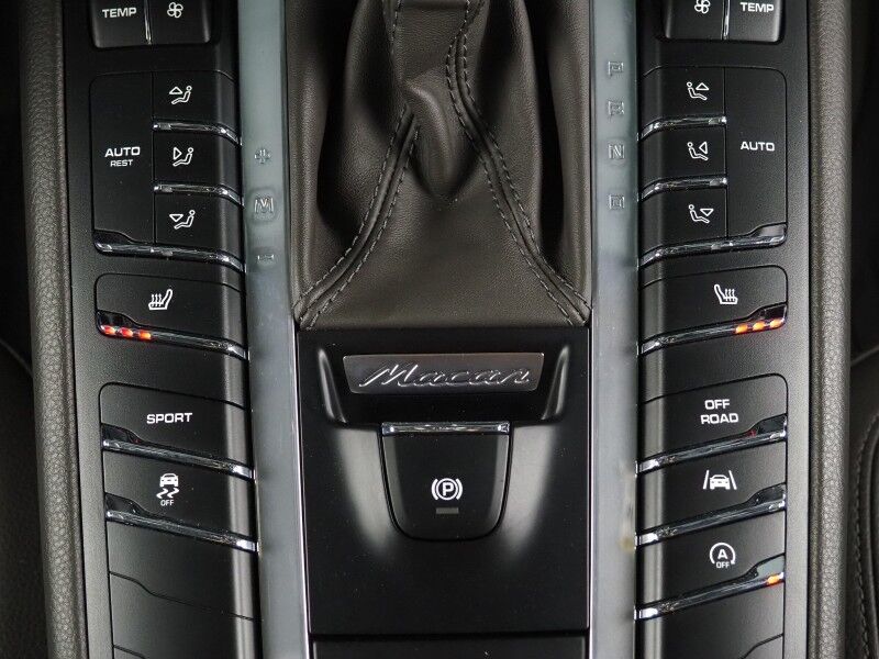 2018 Porsche Macan *PANORAMA MOONROOF, SAFETY ALERTS, BACKUP-CAMERA, COLOR TOUCHSCREEN, HEATED SEATS, KEYLESS ENTRY, POWER LIFTGATE, 18 INCH ALLOYS, BLUETOOTH PHONE & AUDIO Round Rock TX