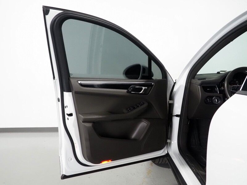 2018 Porsche Macan *PANORAMA MOONROOF, SAFETY ALERTS, BACKUP-CAMERA, COLOR TOUCHSCREEN, HEATED SEATS, KEYLESS ENTRY, POWER LIFTGATE, 18 INCH ALLOYS, BLUETOOTH PHONE & AUDIO Round Rock TX