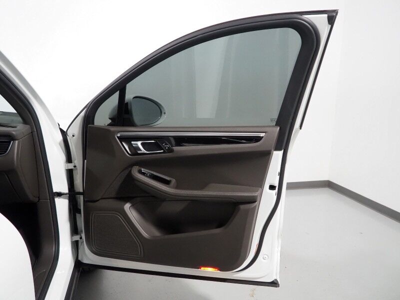 2018 Porsche Macan *PANORAMA MOONROOF, SAFETY ALERTS, BACKUP-CAMERA, COLOR TOUCHSCREEN, HEATED SEATS, KEYLESS ENTRY, POWER LIFTGATE, 18 INCH ALLOYS, BLUETOOTH PHONE & AUDIO Round Rock TX