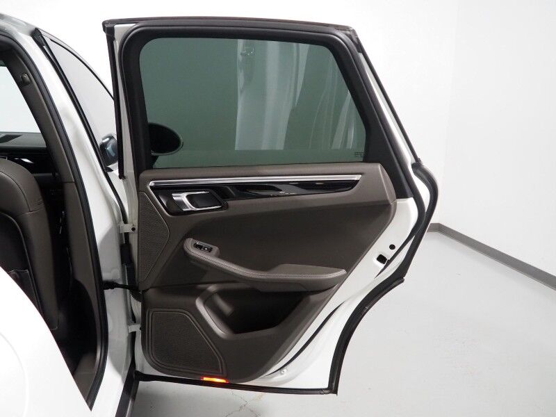 2018 Porsche Macan *PANORAMA MOONROOF, SAFETY ALERTS, BACKUP-CAMERA, COLOR TOUCHSCREEN, HEATED SEATS, KEYLESS ENTRY, POWER LIFTGATE, 18 INCH ALLOYS, BLUETOOTH PHONE & AUDIO Round Rock TX