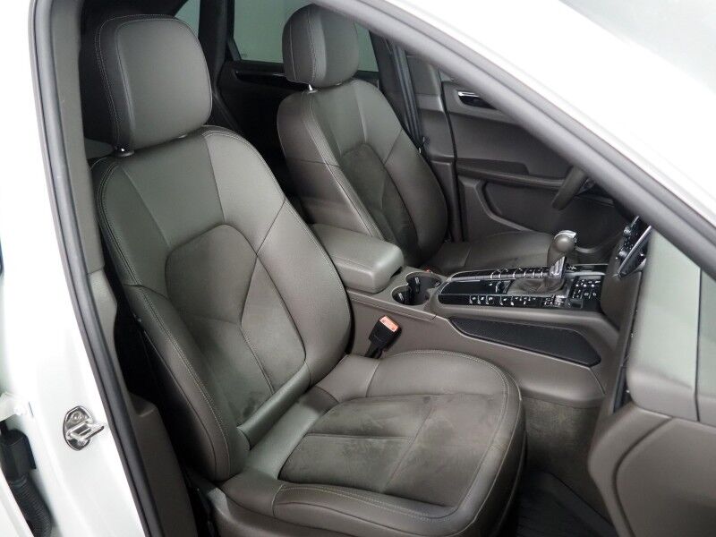 2018 Porsche Macan *PANORAMA MOONROOF, SAFETY ALERTS, BACKUP-CAMERA, COLOR TOUCHSCREEN, HEATED SEATS, KEYLESS ENTRY, POWER LIFTGATE, 18 INCH ALLOYS, BLUETOOTH PHONE & AUDIO