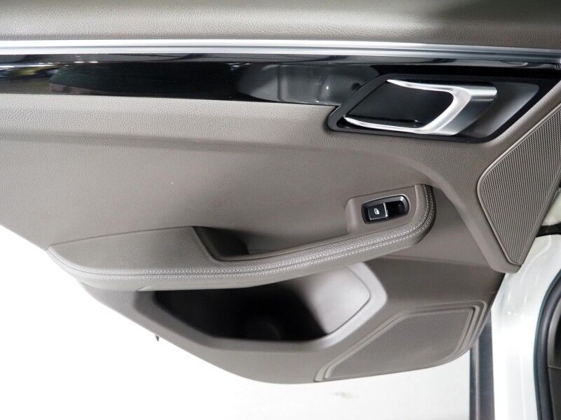 2018 Porsche Macan *PANORAMA MOONROOF, SAFETY ALERTS, BACKUP-CAMERA, COLOR TOUCHSCREEN, HEATED SEATS, KEYLESS ENTRY, POWER LIFTGATE, 18 INCH ALLOYS, BLUETOOTH PHONE & AUDIO Round Rock TX