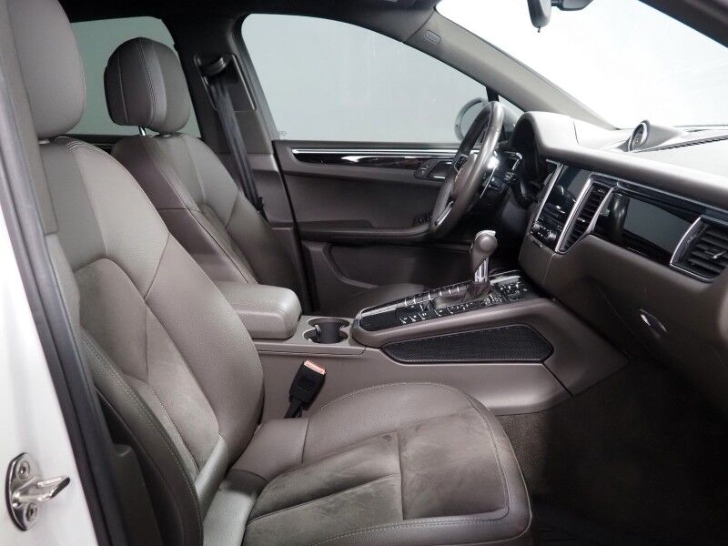 2018 Porsche Macan *PANORAMA MOONROOF, SAFETY ALERTS, BACKUP-CAMERA, COLOR TOUCHSCREEN, HEATED SEATS, KEYLESS ENTRY, POWER LIFTGATE, 18 INCH ALLOYS, BLUETOOTH PHONE & AUDIO Round Rock TX