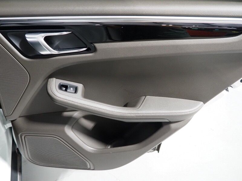 2018 Porsche Macan *PANORAMA MOONROOF, SAFETY ALERTS, BACKUP-CAMERA, COLOR TOUCHSCREEN, HEATED SEATS, KEYLESS ENTRY, POWER LIFTGATE, 18 INCH ALLOYS, BLUETOOTH PHONE & AUDIO Round Rock TX