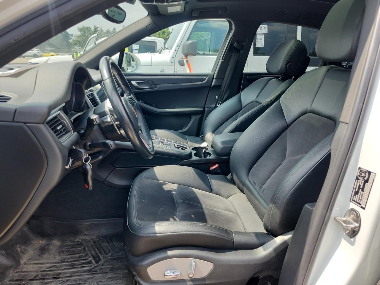 2018 Porsche Macan PANORAMIC ROOF | BACKUP CAMERA | POWER AND HEATED SEAT | AWD | CD PLAYER | LOW KMS Toronto ON