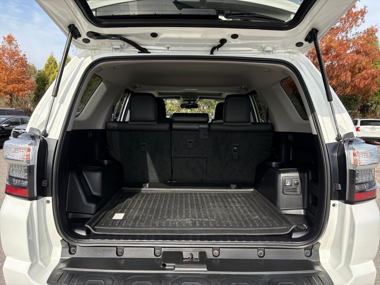 2018 Toyota 4Runner SR5 Premium, RUNNING BOARDS, SUNROOF, NAVIGATION, POWER HEATED SEATS, BLUETOOTH, ONLY 39K MILES, JUST 1 OWNER, CLEAN CARFAX, RUN THE ROAD IN THIS 4RUNNER! Virginia Beach VA