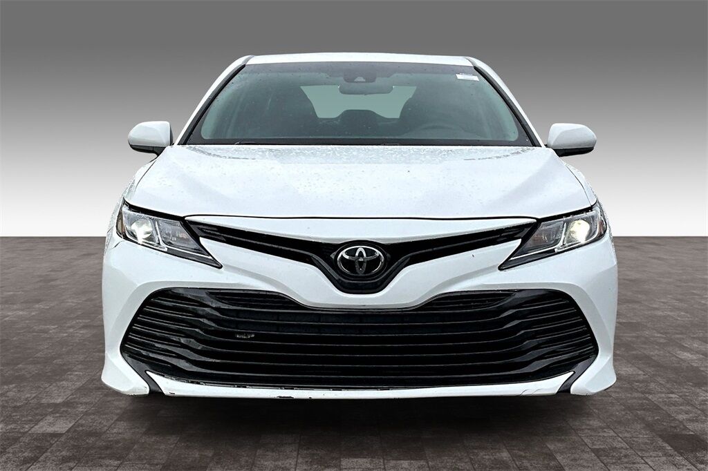 2018 Toyota Camry LE photo 3