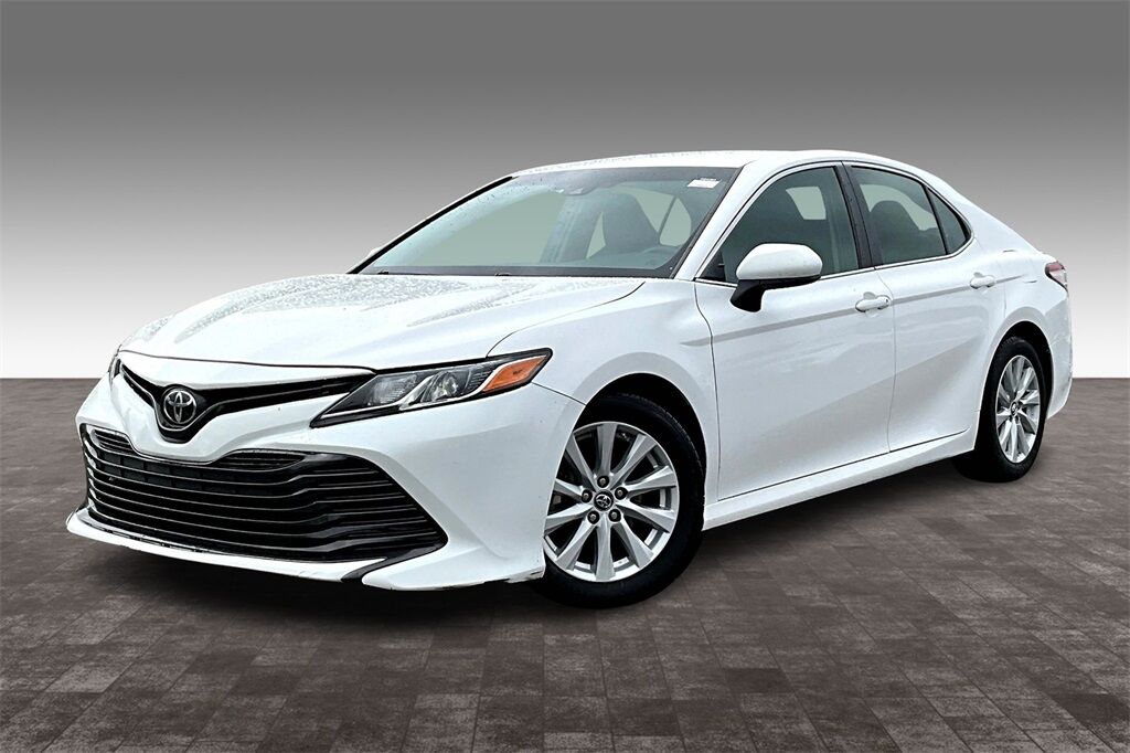 2018 Toyota Camry LE photo 2