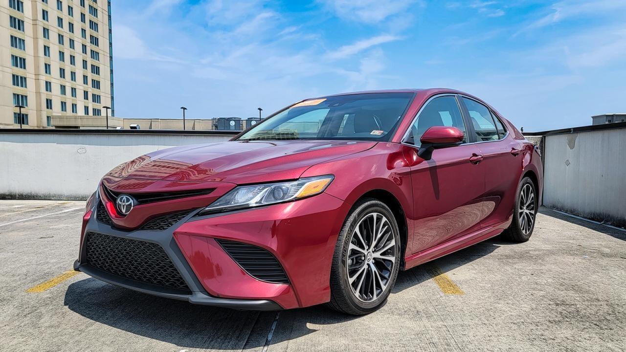 2018 Toyota Camry SE FWD WITH KEYLESS ENTRY, SUNROOF, BLUETOOTH, BACKUP CAMERA, AND CARFAX