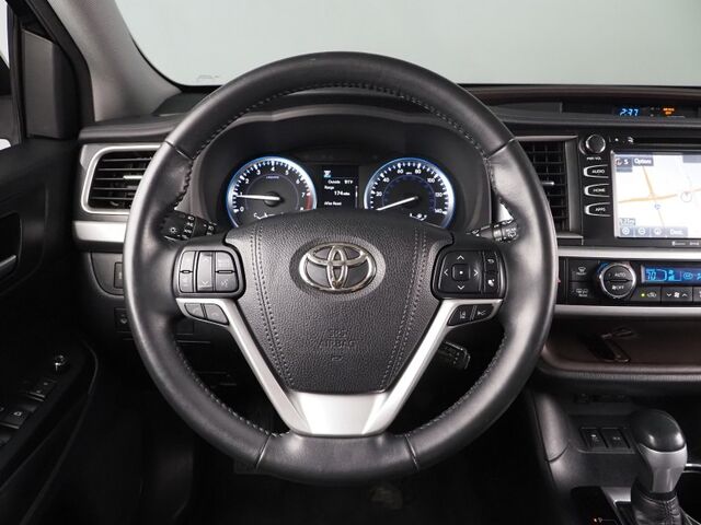 2018 Toyota Highlander XLE AWD *NAVIGATION, ADAPTIVE CRUISE, SAFETY ALERTS, BACKUP-CAMERA, COLOR TOUCHSCREEN, MOONROOF, LEATHER, HEATED SEATS, 2ND ROW CAPTAIN'S, POWER LIFTGATE, KEYLESS ENTRY, BLUETOOTH PHONE & AUDIO Round Rock TX