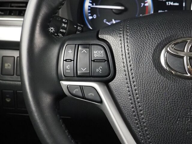 2018 Toyota Highlander XLE AWD *NAVIGATION, ADAPTIVE CRUISE, SAFETY ALERTS, BACKUP-CAMERA, COLOR TOUCHSCREEN, MOONROOF, LEATHER, HEATED SEATS, 2ND ROW CAPTAIN'S, POWER LIFTGATE, KEYLESS ENTRY, BLUETOOTH PHONE & AUDIO Round Rock TX