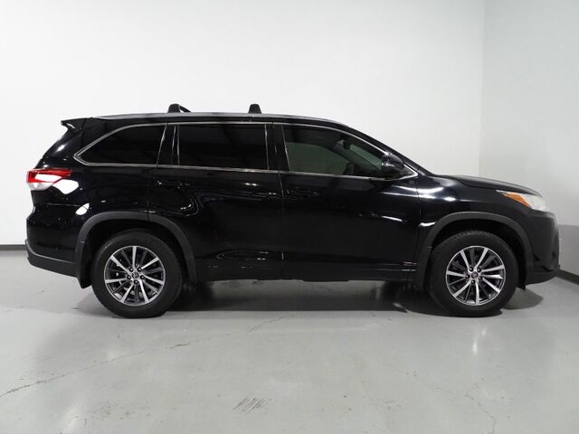 2018 Toyota Highlander XLE AWD *NAVIGATION, ADAPTIVE CRUISE, SAFETY ALERTS, BACKUP-CAMERA, COLOR TOUCHSCREEN, MOONROOF, LEATHER, HEATED SEATS, 2ND ROW CAPTAIN'S, POWER LIFTGATE, KEYLESS ENTRY, BLUETOOTH PHONE & AUDIO Round Rock TX
