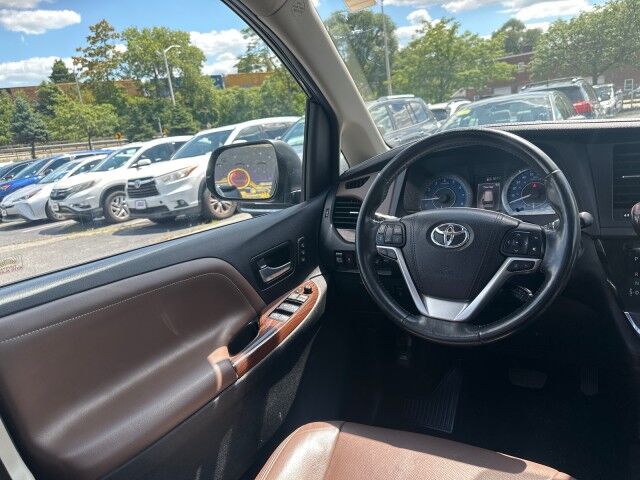 2018 Toyota Sienna Limited Premium Worcester MA