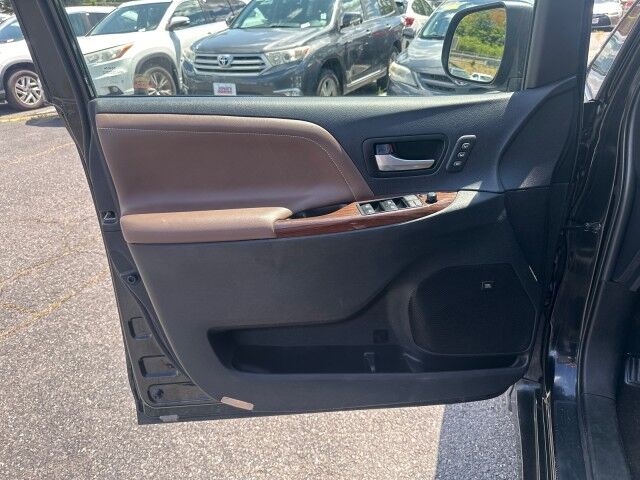 2018 Toyota Sienna Limited Premium Worcester MA