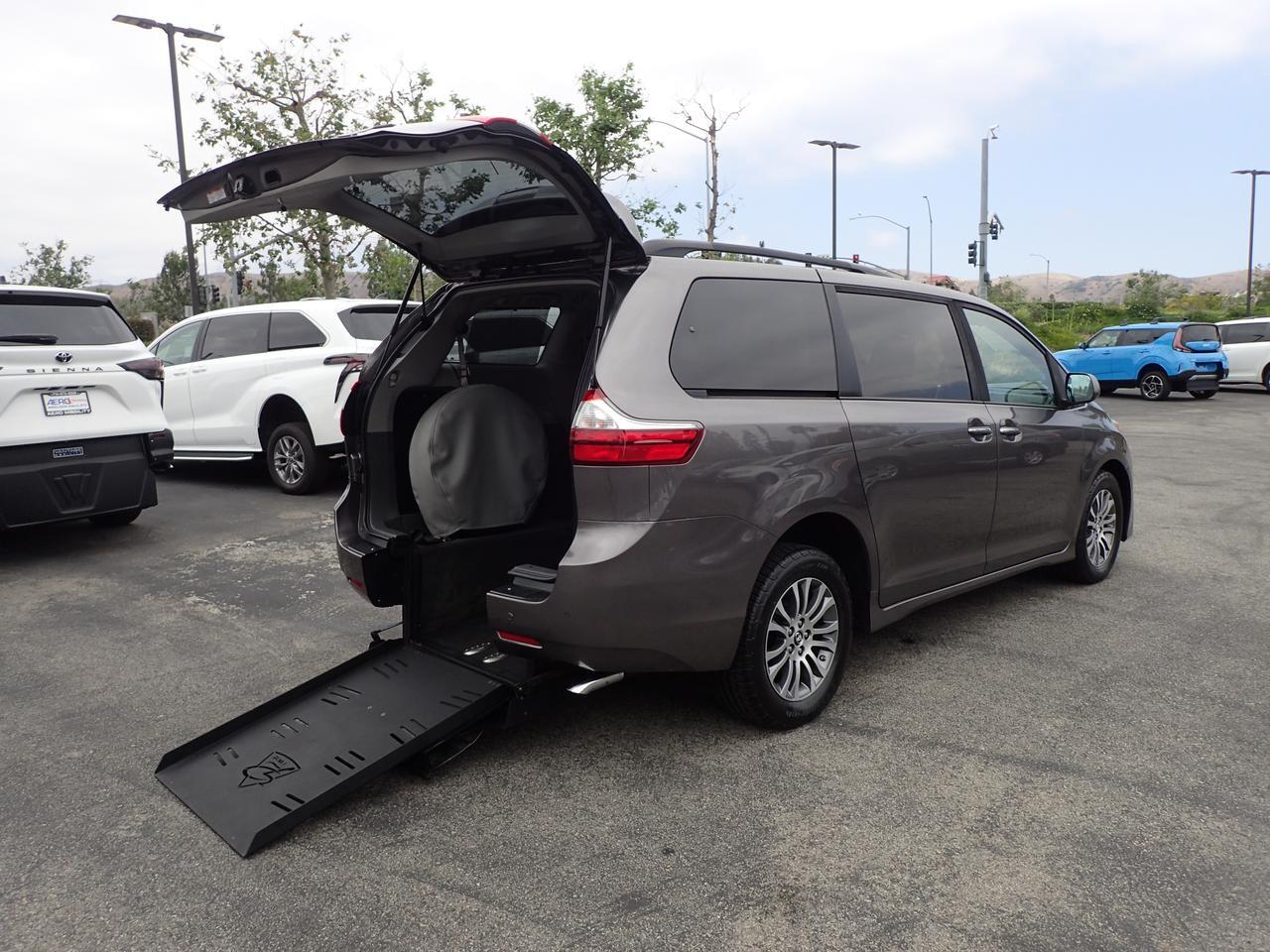 2018 Toyota Sienna XLE V6 8-Passenger's photo