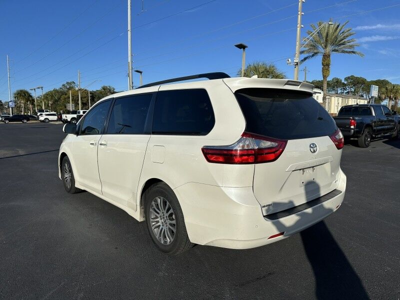 2018 Toyota Sienna XLE Auto Access Seat