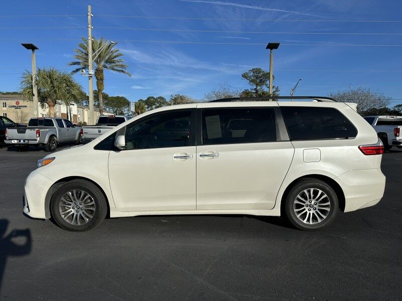 2018 Toyota Sienna XLE Auto Access Seat