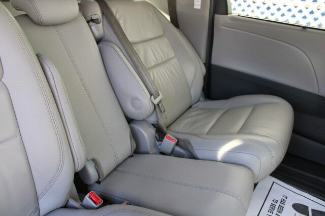 2018 Toyota Sienna XLE NAVI Melbourne FL