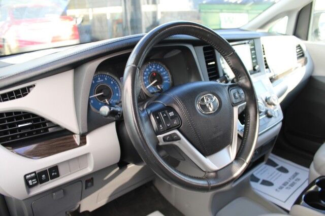 2018 Toyota Sienna XLE NAVI Melbourne FL