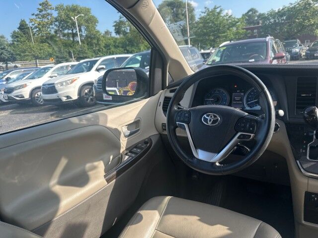 2018 Toyota Sienna XLE Premium Worcester MA
