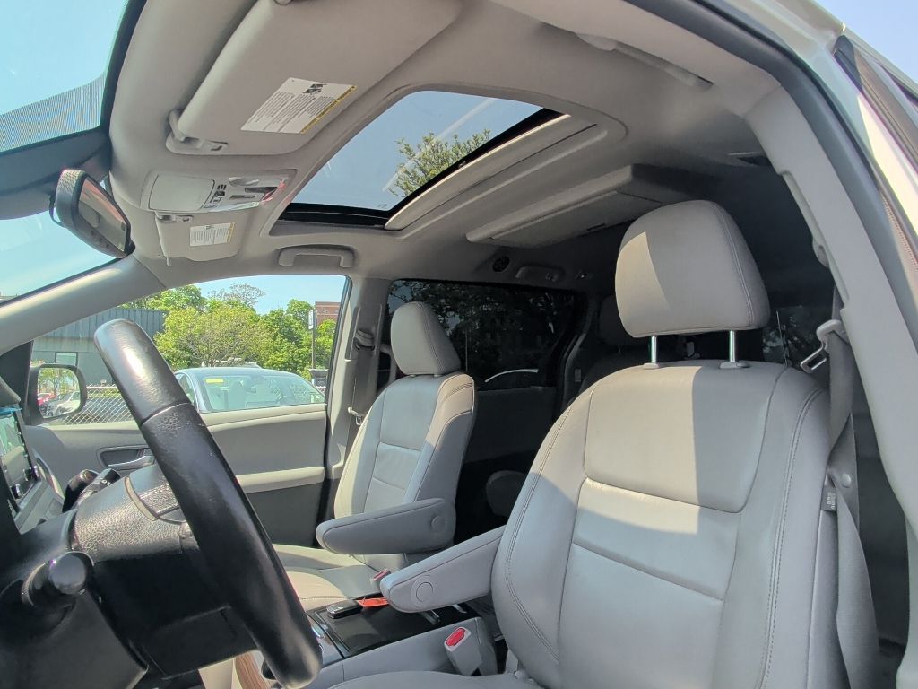 2018 Toyota Sienna XLE Premium Worcester MA