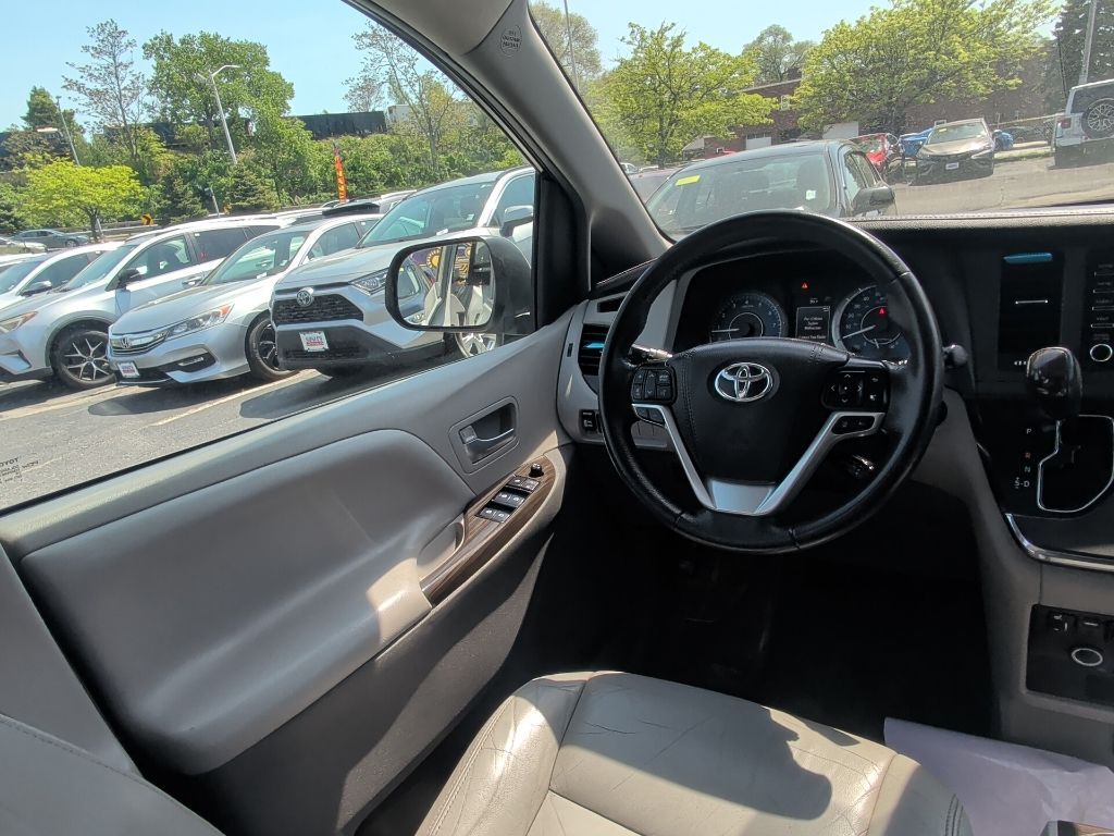 2018 Toyota Sienna XLE Premium Worcester MA