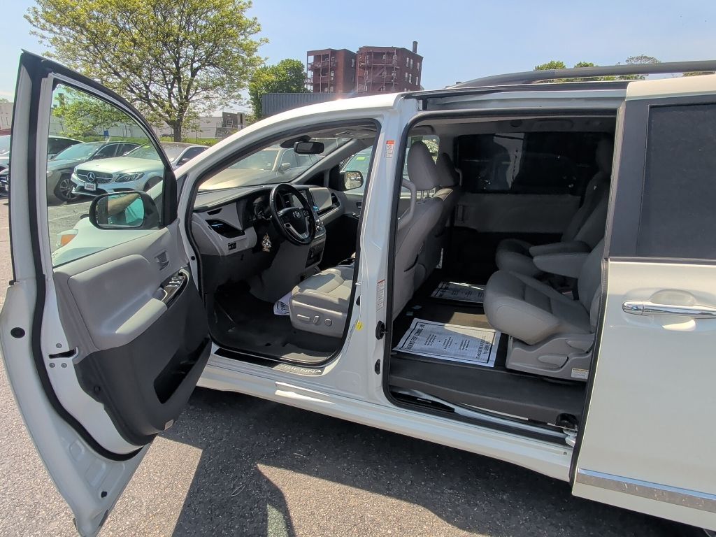 2018 Toyota Sienna XLE Premium Worcester MA