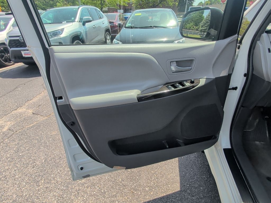 2018 Toyota Sienna XLE Premium Worcester MA