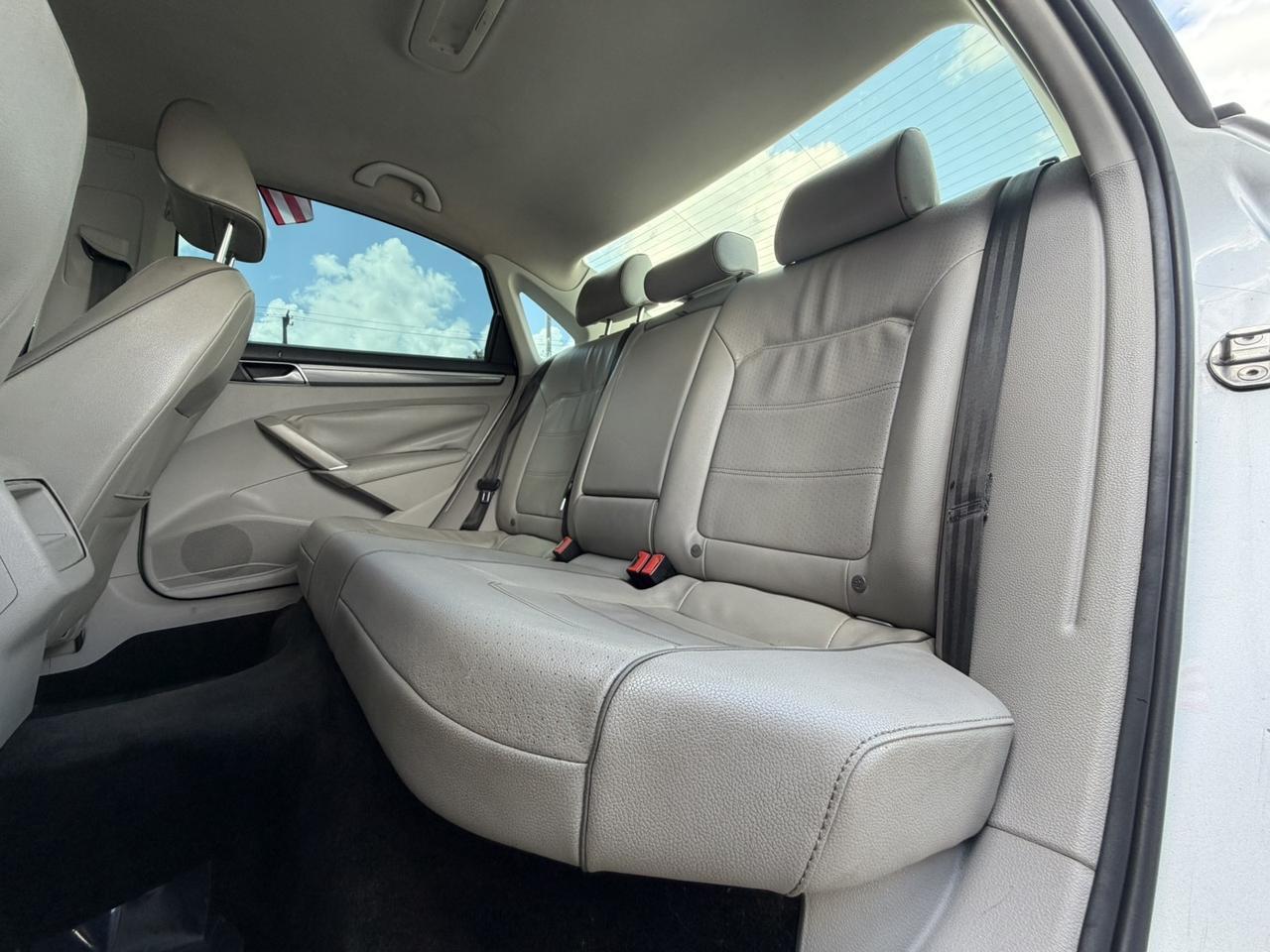 2018 Volkswagen Passat R-Line - Photo 19
