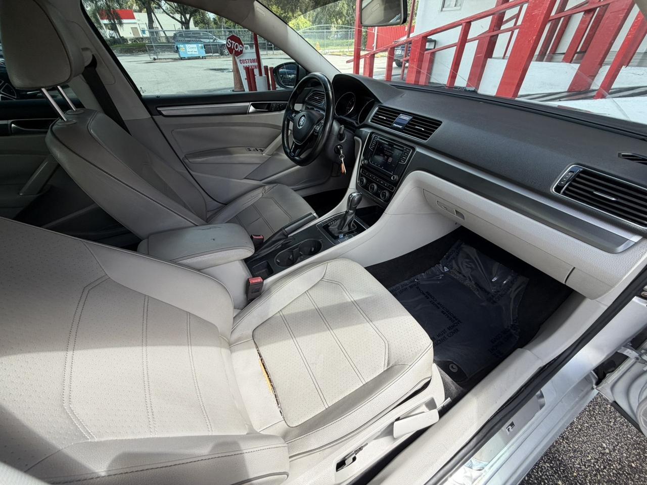 2018 Volkswagen Passat R-Line - Photo 17