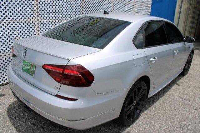 2018 Volkswagen Passat R-LINE