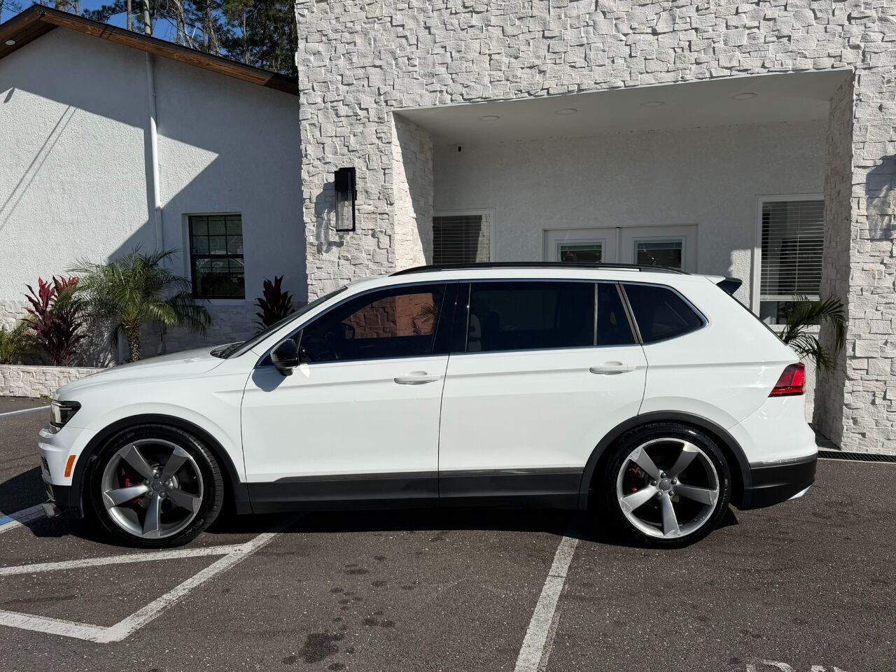 2018 Volkswagen Tiguan SE photo 2