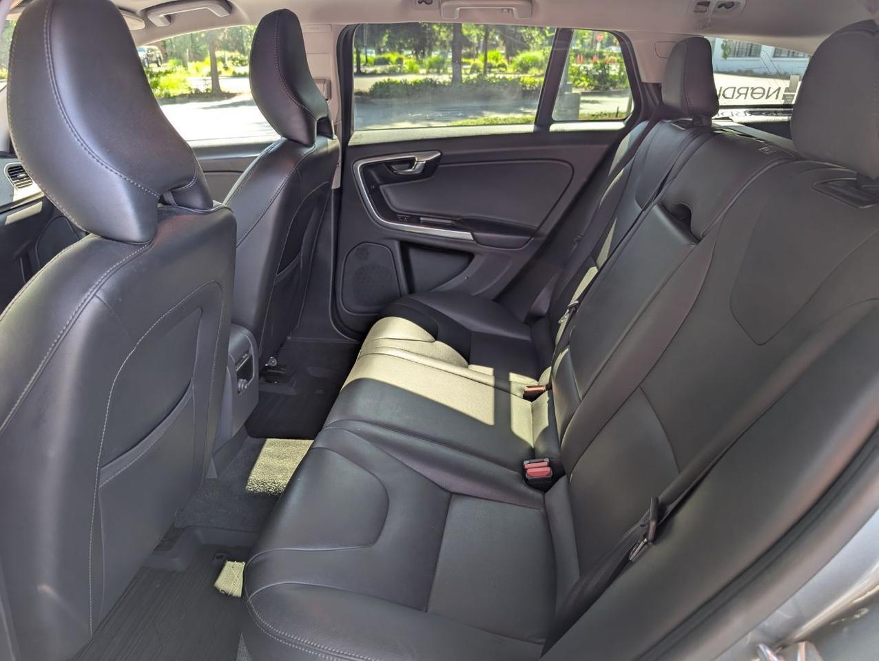 2018 Volvo V60 Cross Country T5 AWD | High Performance Audio, Blind Spot Information, Leather Heated Seats & Htd Wheel Portland OR