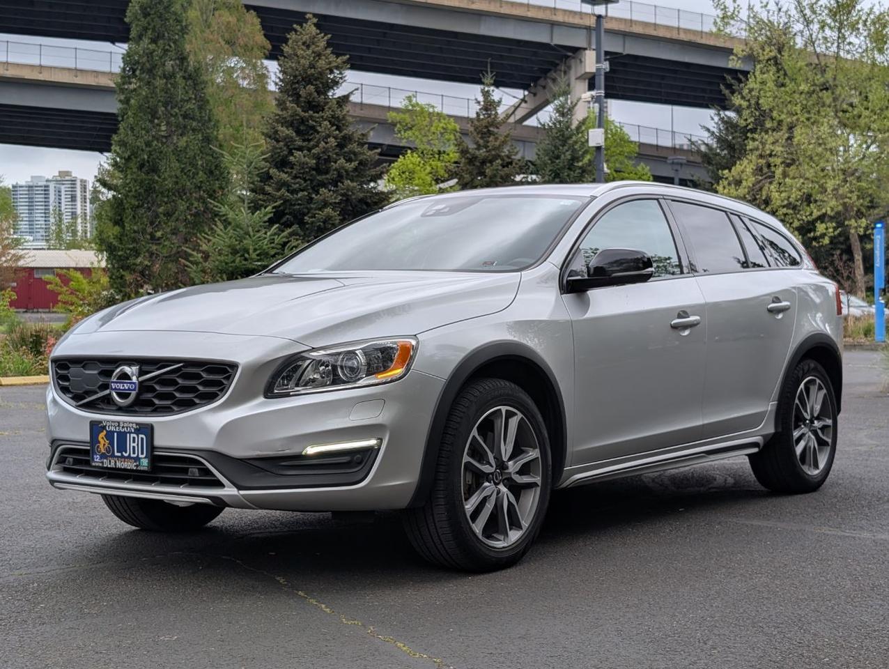 2018 Volvo V60 Cross Country T5 AWD Platinum | HK Premium Audio,  Adaptive Cruise, Auto Brake, Heated Seats & Wheel Portland OR