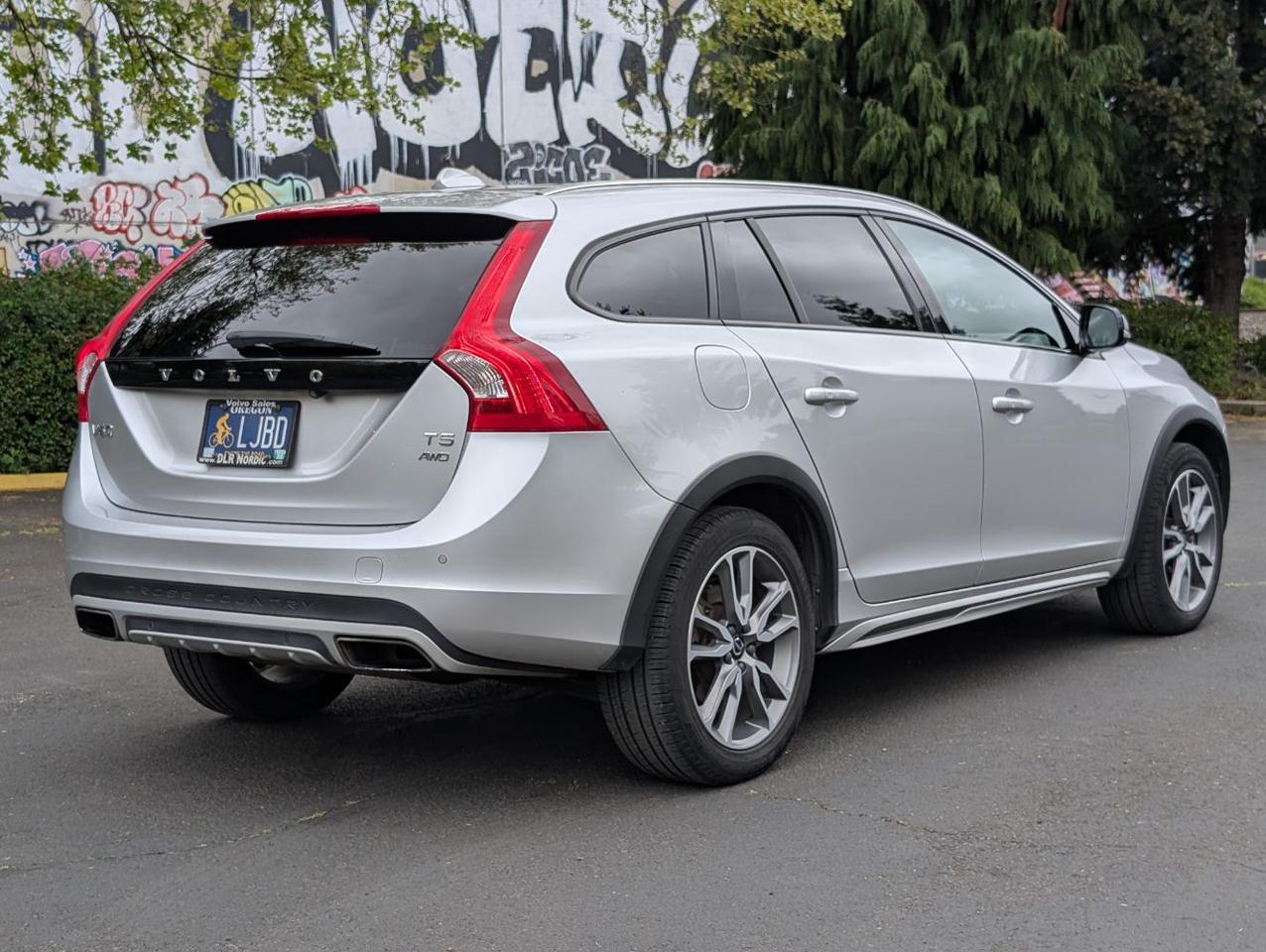 2018 Volvo V60 Cross Country T5 AWD Platinum | HK Premium Audio, Tech &amp; Convenience Pkg, Heated Seat Portland OR