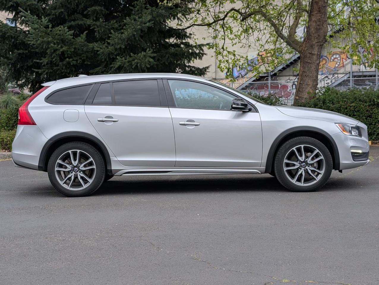 2018 Volvo V60 Cross Country T5 AWD Platinum | HK Premium Audio, Tech &amp; Convenience Pkg, Heated Seat Portland OR