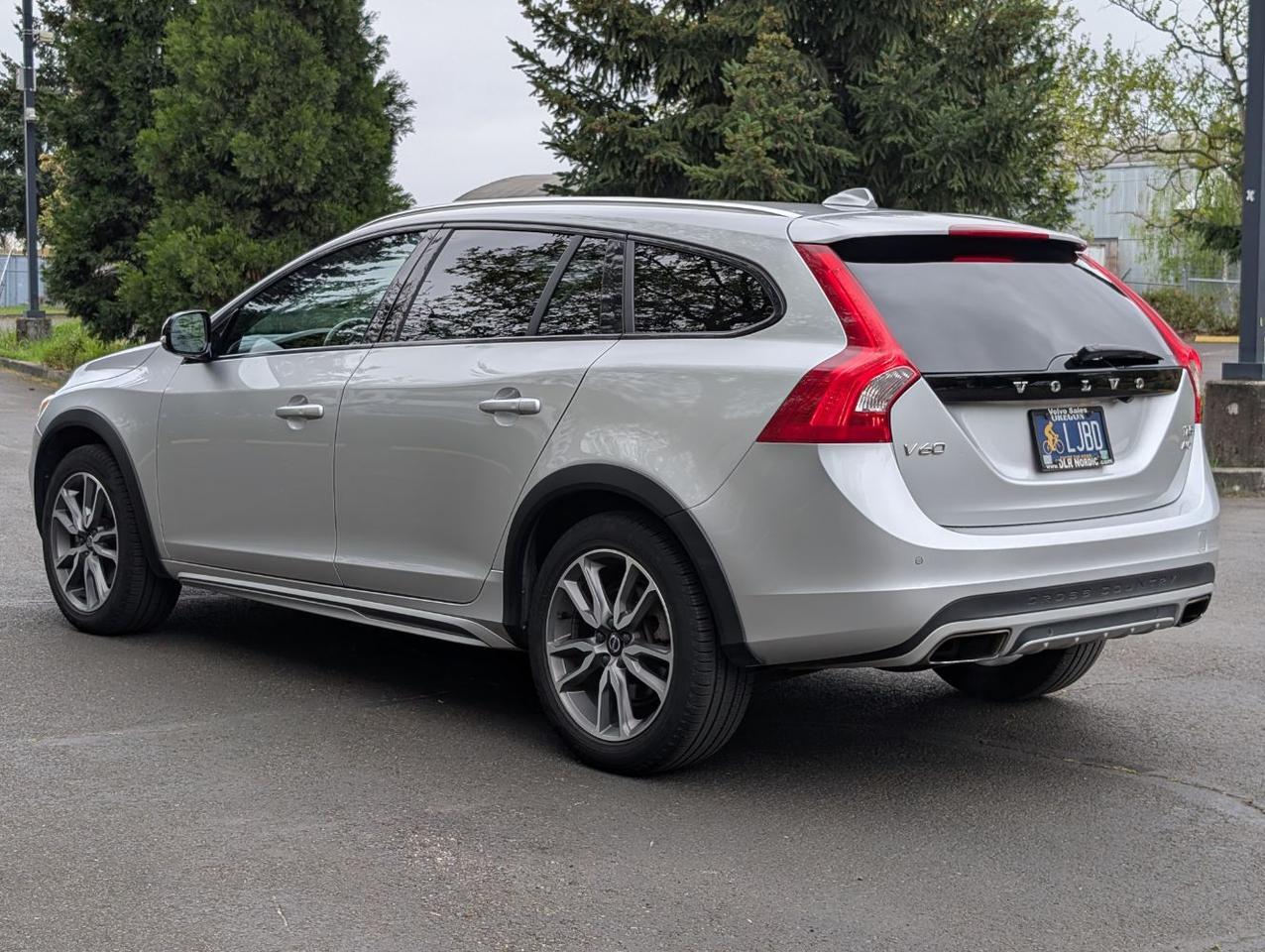2018 Volvo V60 Cross Country T5 AWD Platinum | HK Premium Audio, Tech &amp; Convenience Pkg, Heated Seat Portland OR