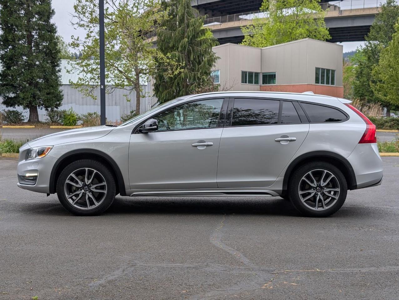 2018 Volvo V60 Cross Country T5 AWD Platinum | HK Premium Audio, Tech &amp; Convenience Pkg, Heated Seat Portland OR