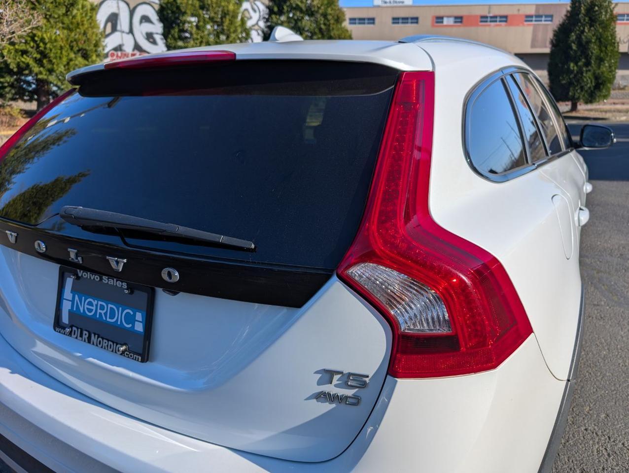 2018 Volvo V60 Cross Country T5 AWD Premier w/High Performance Audio, Blind Spot BLIS, Moon Roof, Leather Heated Seats & Wheel Portland OR