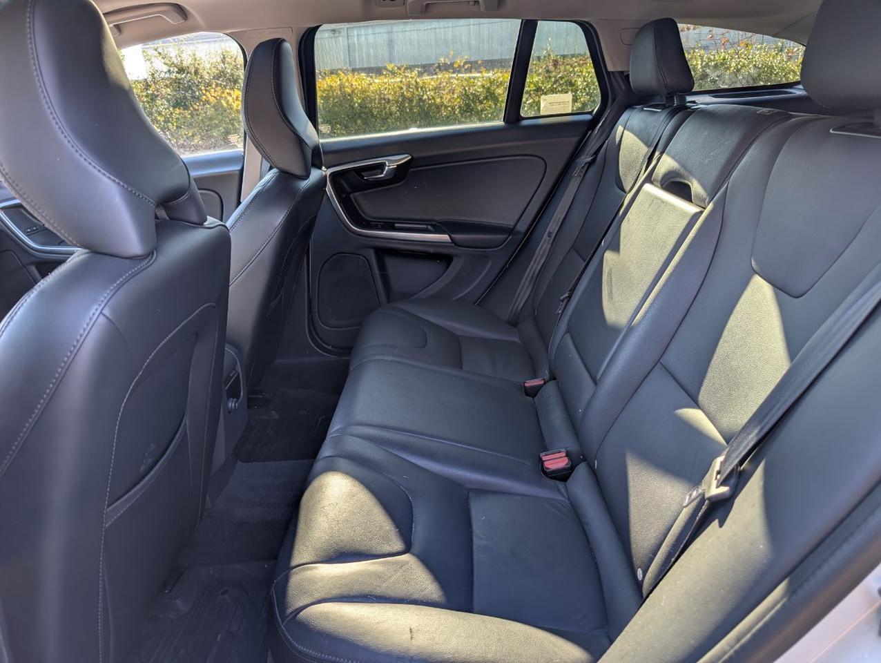 2018 Volvo V60 Cross Country T5 AWD Premier w/High Performance Audio, Blind Spot BLIS, Moon Roof, Leather Heated Seats & Wheel Portland OR