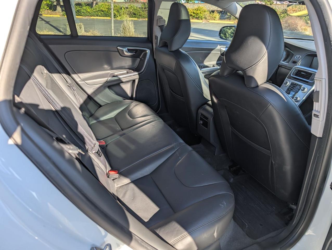 2018 Volvo V60 Cross Country T5 AWD Premier w/High Performance Audio, Blind Spot BLIS, Moon Roof, Leather Heated Seats & Wheel Portland OR