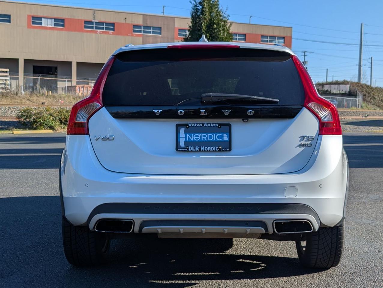 2018 Volvo V60 Cross Country T5 AWD Premier w/High Performance Audio, Blind Spot BLIS, Moon Roof, Leather Heated Seats & Wheel Portland OR