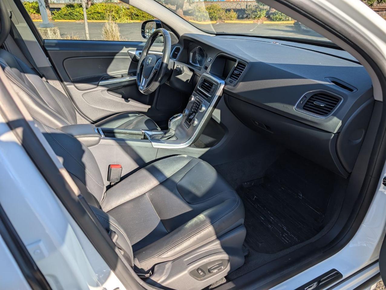 2018 Volvo V60 Cross Country T5 AWD Premier w/High Performance Audio, Blind Spot BLIS, Moon Roof, Leather Heated Seats & Wheel Portland OR