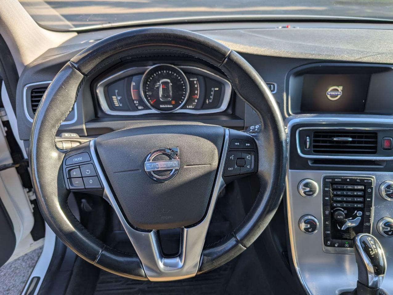 2018 Volvo V60 Cross Country T5 AWD Premier w/High Performance Audio, Blind Spot BLIS, Moon Roof, Leather Heated Seats & Wheel Portland OR