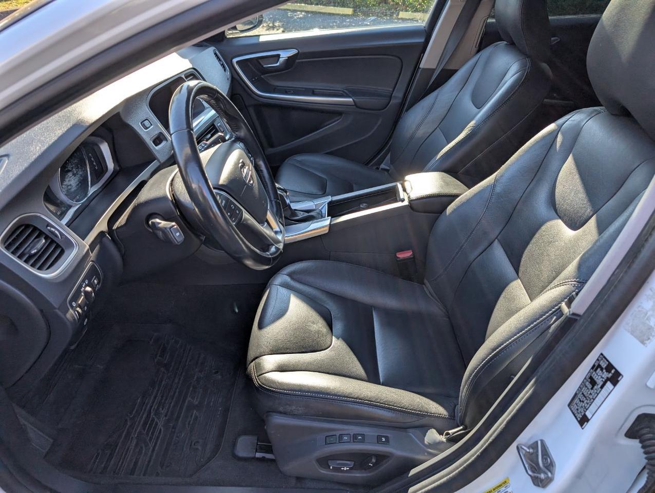 2018 Volvo V60 Cross Country T5 AWD Premier w/High Performance Audio, Blind Spot BLIS, Moon Roof, Leather Heated Seats & Wheel Portland OR