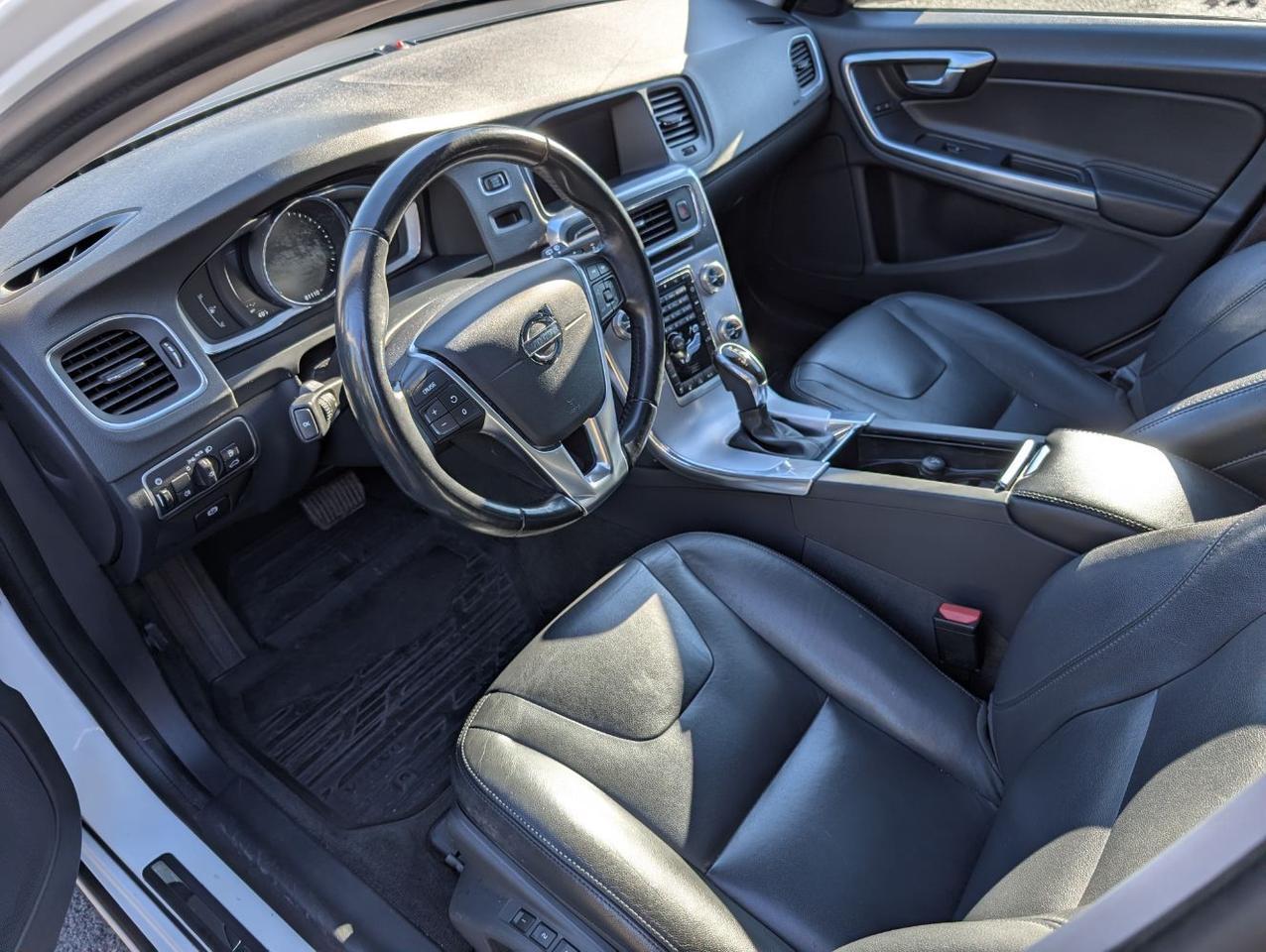 2018 Volvo V60 Cross Country T5 AWD Premier w/High Performance Audio, Blind Spot BLIS, Moon Roof, Leather Heated Seats & Wheel Portland OR