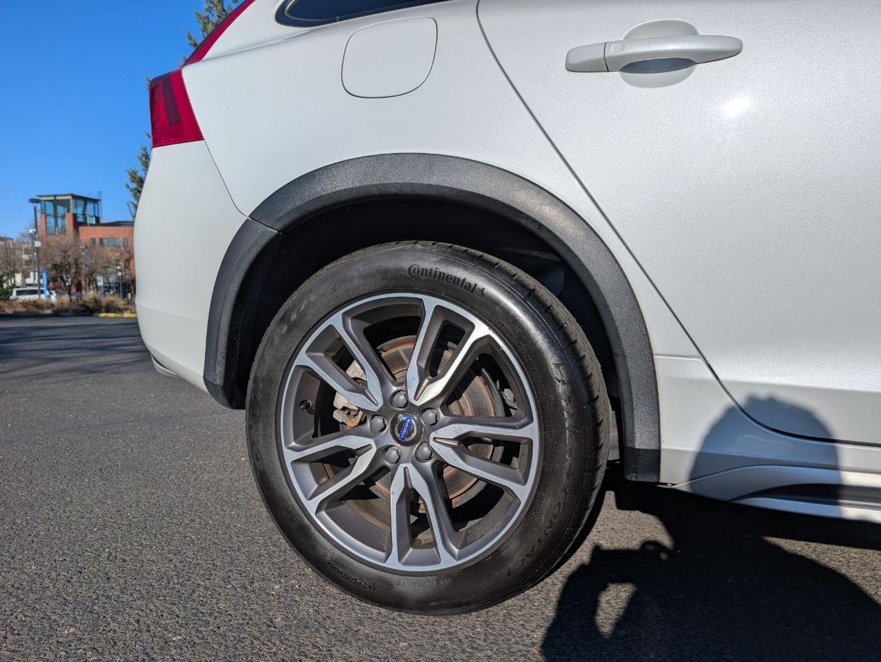 2018 Volvo V60 Cross Country T5 AWD Premier w/High Performance Audio, Blind Spot BLIS, Moon Roof, Leather Heated Seats & Wheel Portland OR