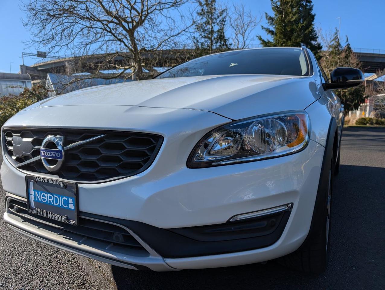 2018 Volvo V60 Cross Country T5 AWD Premier w/High Performance Audio, Blind Spot BLIS, Moon Roof, Leather Heated Seats & Wheel Portland OR