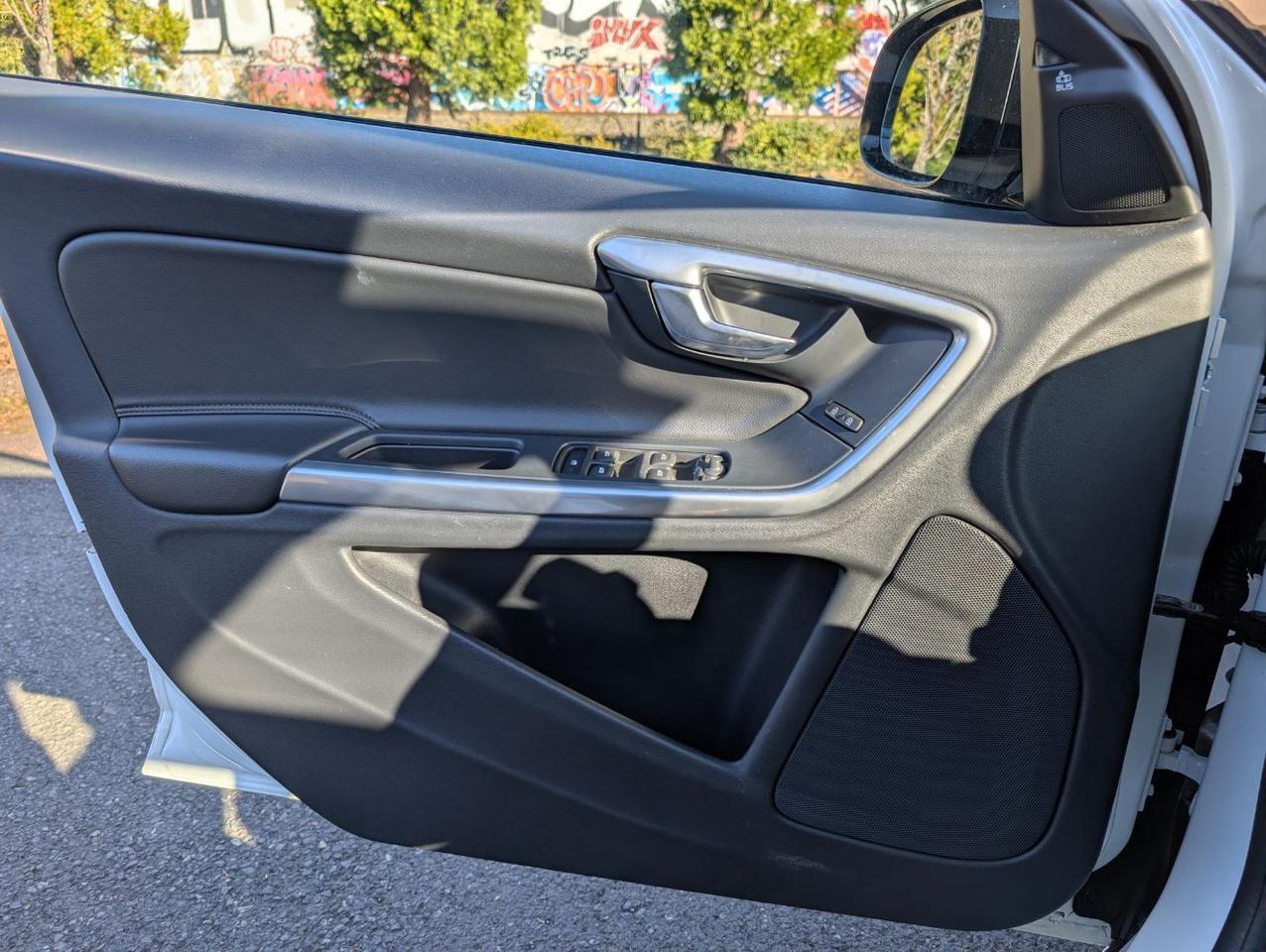 2018 Volvo V60 Cross Country T5 AWD Premier w/High Performance Audio, Blind Spot BLIS, Moon Roof, Leather Heated Seats & Wheel Portland OR